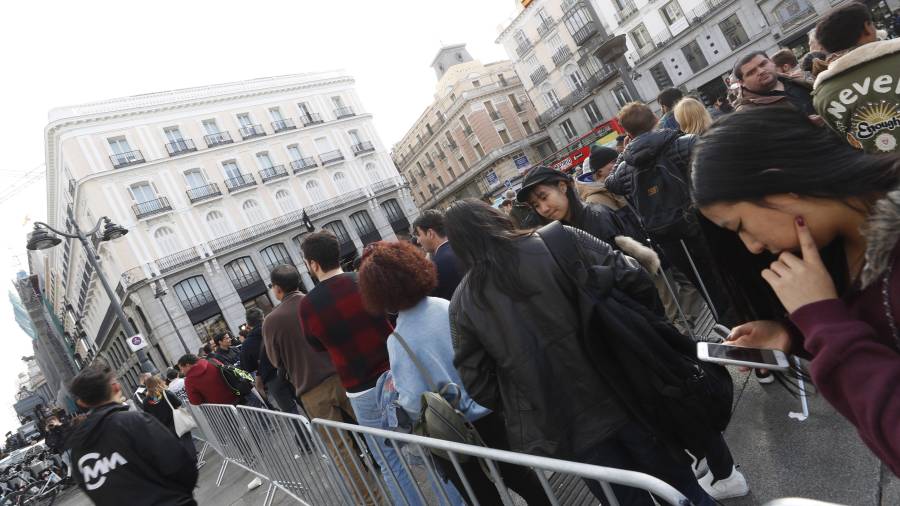 La tienda de Apple en la Puerta del Sol de Madrid registró ayer largas colas. FOTO: EFE