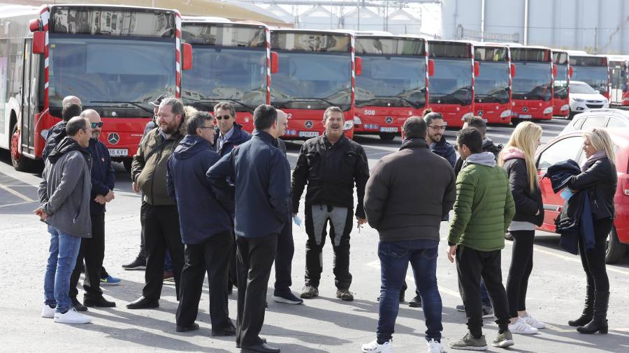 Un grupo de trabajadores ayer por la mañana en las cocheras de la EMT, con los autobuses aparcados al fondo. foto: pere ferré