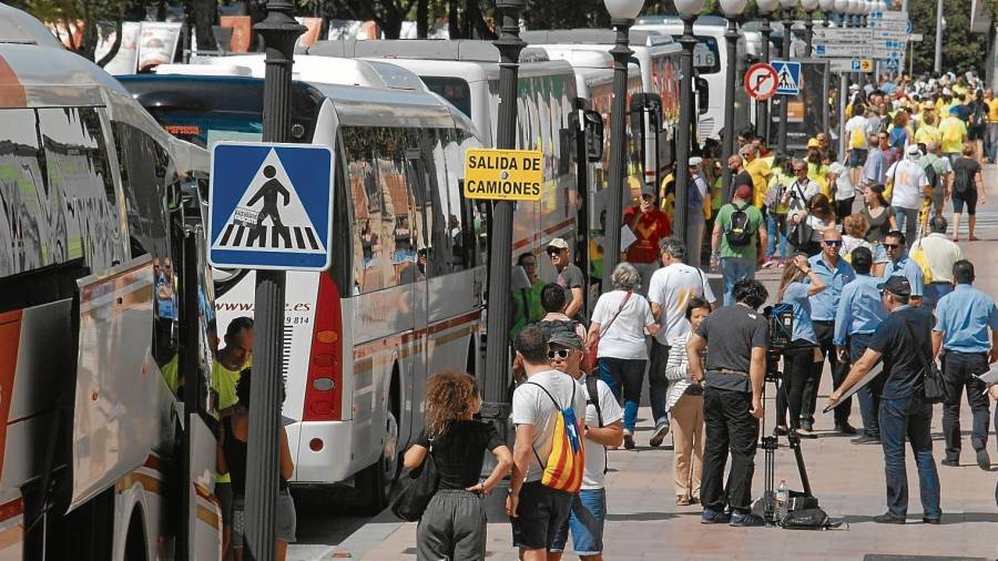 Sólo de Tarragona capital saldrán mañana 24 autocares. Desde Reus habrá 51. Serán 305 en toda la provincia. Foto: Alfredo González