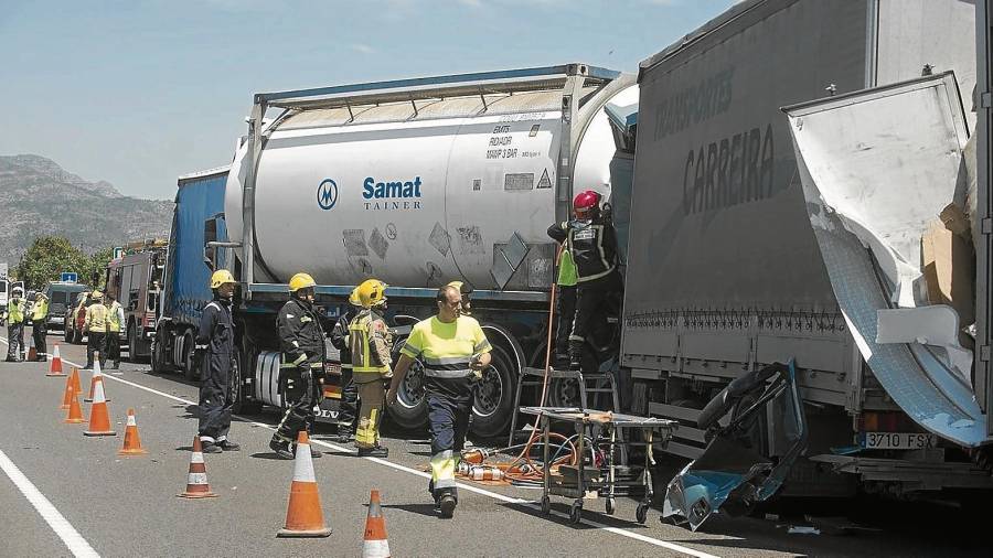 Un accidente entre camiones el pasado mes de mayo en la N-340 en Alcanar. FOTO: joan revillas