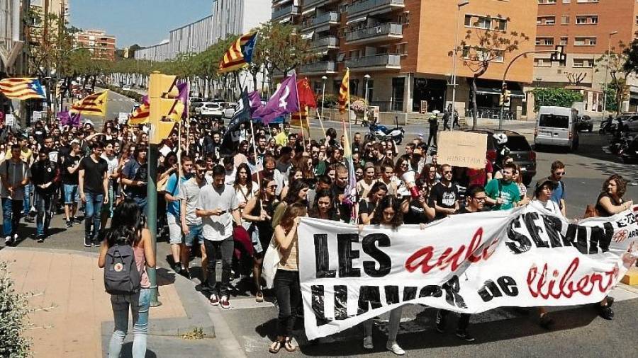 La manifestación pasando por la Avinguda Catalunya, dirección al Rectorado, donde terminó. FOTO: acn