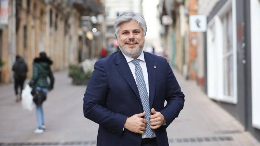 El candidato de Junts per Cataluna, Albert Batet, el pasado viernes en la calle Comte de Rius de la ciudad de Tarragona. Foto: Alba mariné