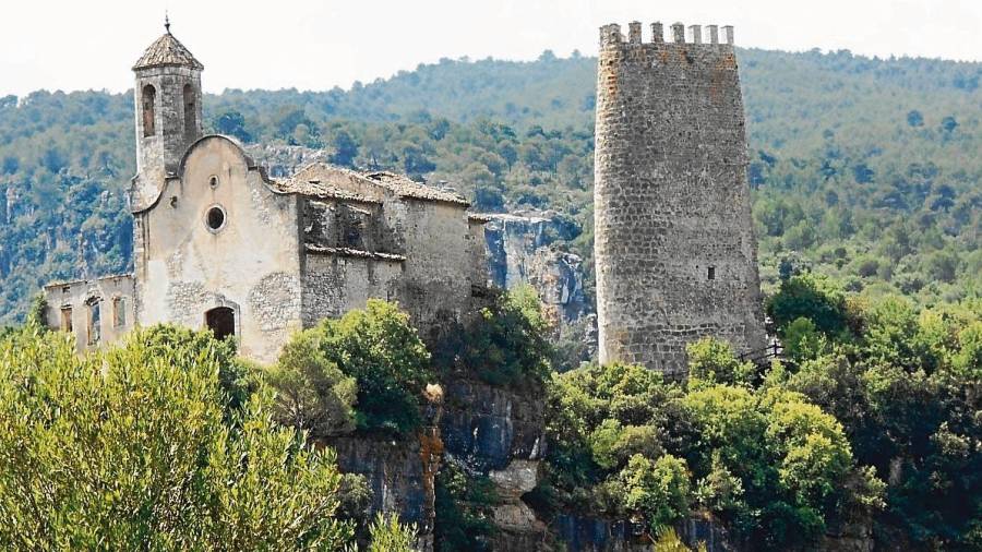 Castell i església a Santa Perpètua de Gaià; visita a l’interior de la fortalesa gestionada per l’Ajuntament de Pontils. FOTO: Nil Bertran