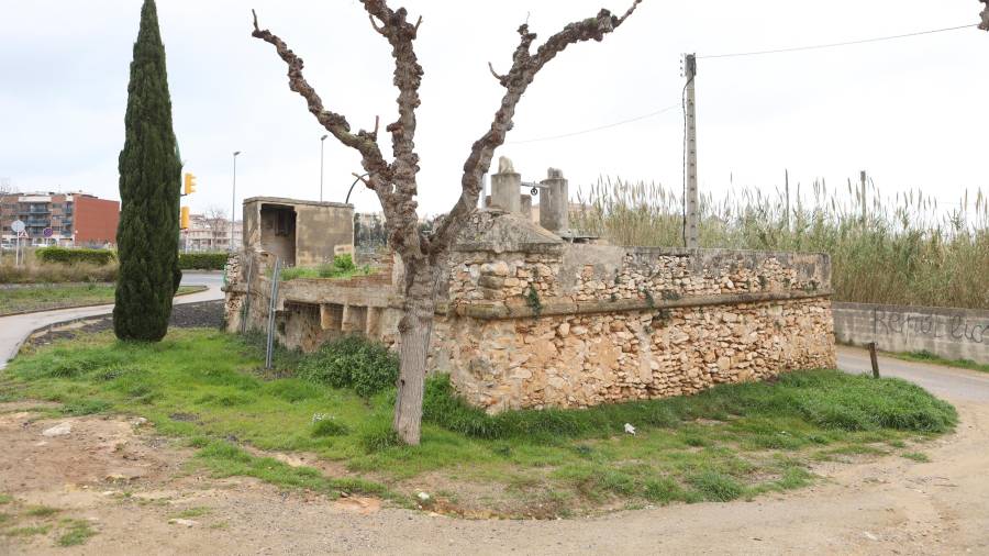 La Sínia de la Vila se encuentra al lado del cementerio, al pie de la calle de la riera de Gaià. FOTO: Alba Mariné