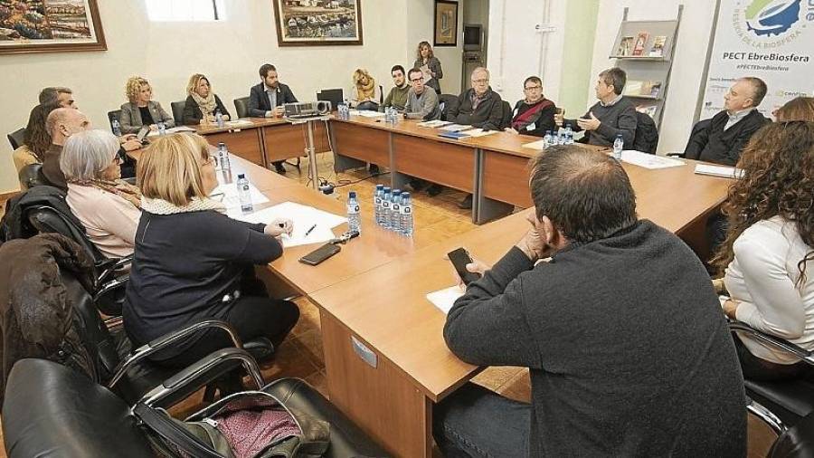 El Consell d’Alcaldes del Baix Ebre, ahir al migdia. FOTO: Joan Revillas