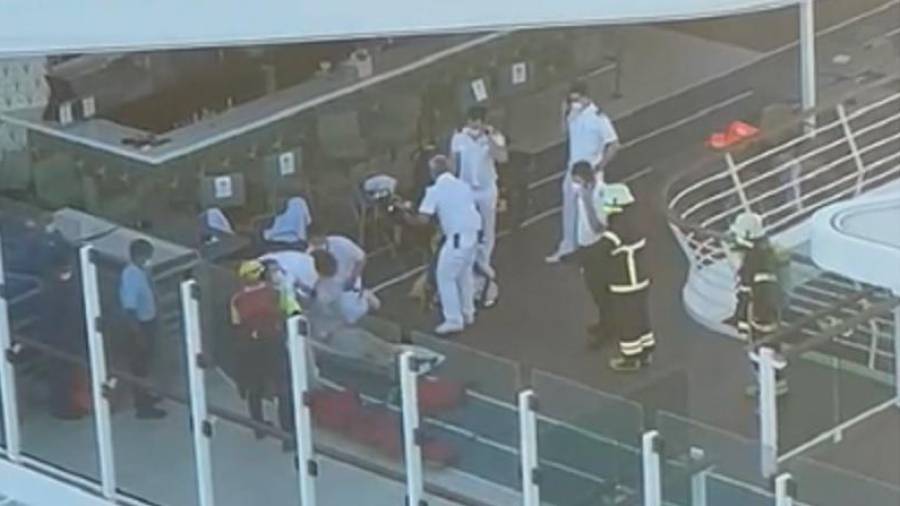 El personal sanitario atendiendo al paciente en la cubierta del crucero.