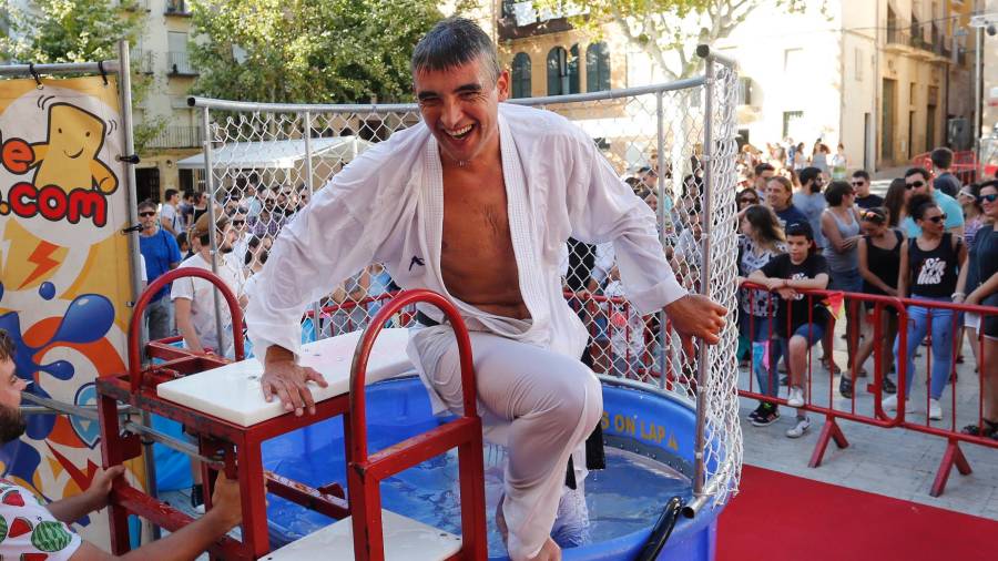 Paco Fiori, guanyador de l’edició del 2016, després de mullar-se a la plaça del Rei. Foto: pere ferré