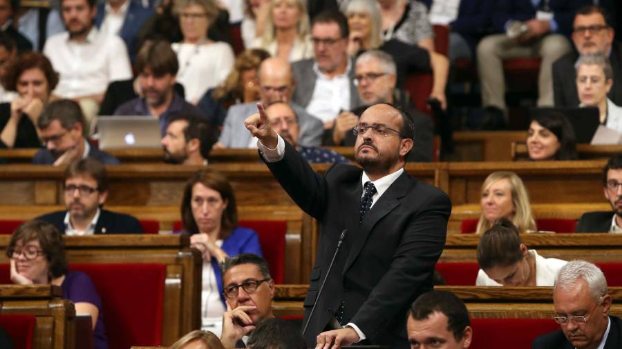 El portavoz del grupo parlamentario del PPC, Alejandro Fernández, interviene en pleno del Parlament