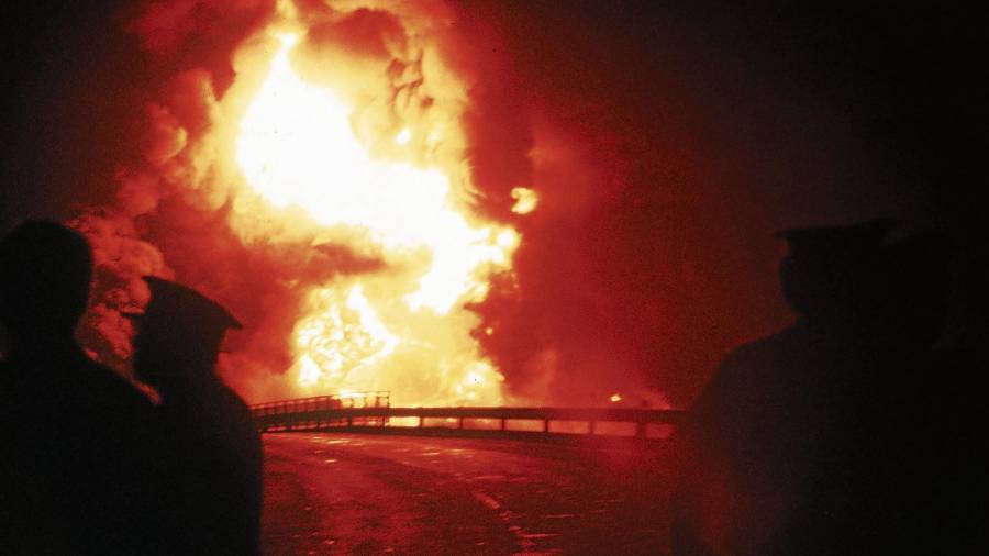 La explosión produjo llamas de hasta 150 metros de altura.
