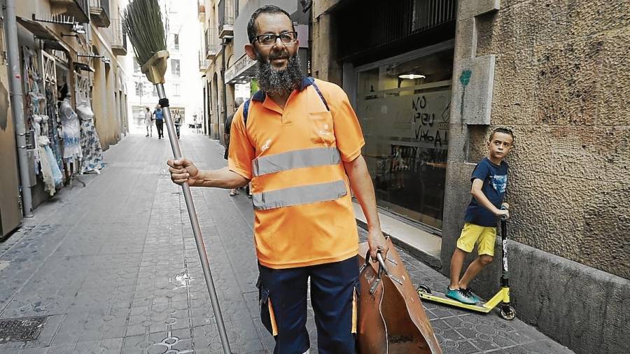 Mohamed es uno de los barrenderos que se ocupa de la zona de la Plaça de la Font. FOTO: Pere Ferré