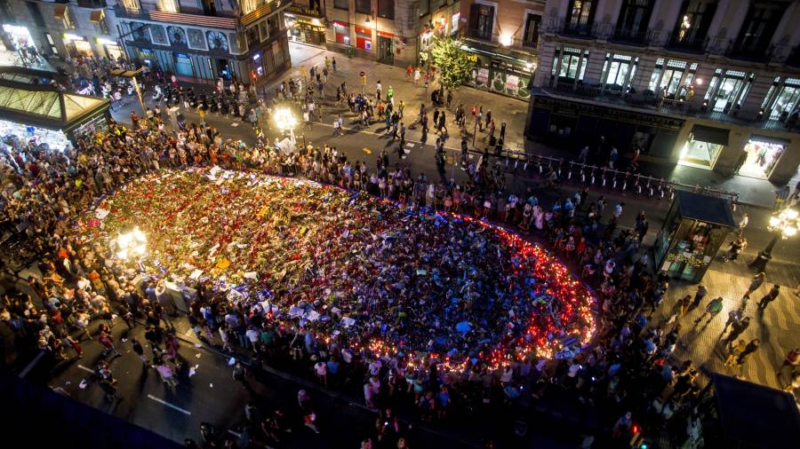 Centenares de personas homenajean a las víctimas en el mosaico de Joan Miró de las Ramblas, después de participar en la manifestación contra los atentados yihadistas en Cataluña. Foto: EFE.