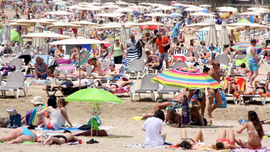 El Brexit, la quiebra de Thomas Cook y la situación de Catalunya podrían hacer caer la llegada de turistas a nuestras playas. FOTO: DT
