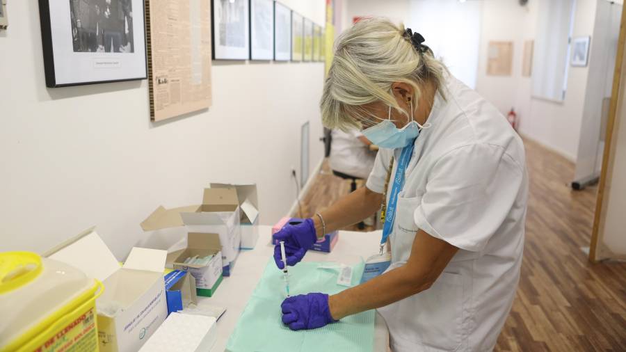 Una sanitaria prepara una vacuna contra la Covid en el punto de Mas Iglesias, en Reus. Foto: Alba Mariné
