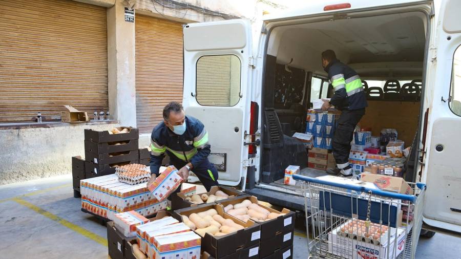El Banc d’Aliments mantiene una intensa actividad estos días en Reus. FOTO: A. MARINÉCON LA PANDEMIA HA AUMENTADO EL NÚMERO DE VOLUNTARIOS JÓVENES. FOTO: A. MARINÉ