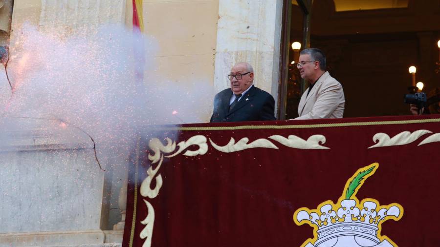 El pregonero Eduard Boada, durante l'encesa junto al alcalde de Tarragona, Pau Ricomà.