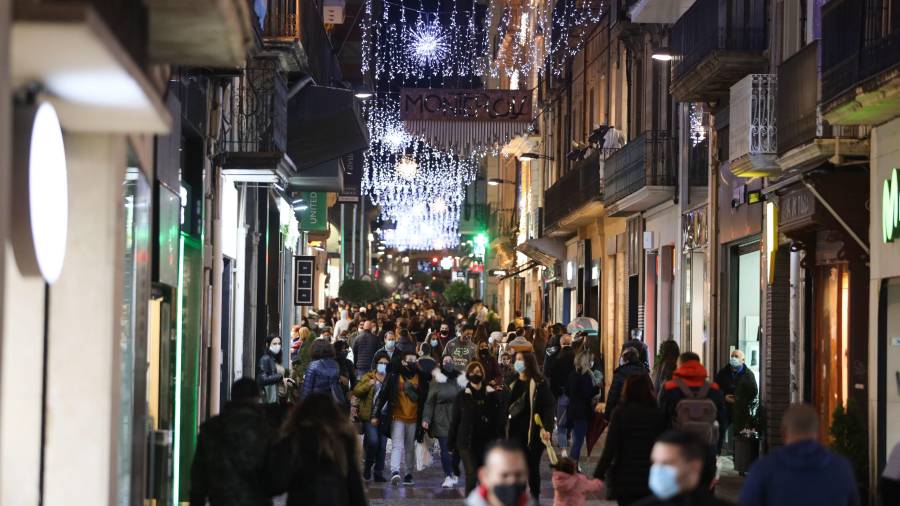 La calle Monterols de Reus llena de gente paseando bajo las luces navideñas. FOTO: alba mariné