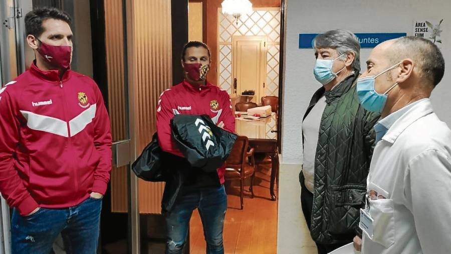 Los jugadores Fausto Tienza y Francesc Fullana acudieron al hospital para entregar regalos a los pacientes. FOTO: Cedida