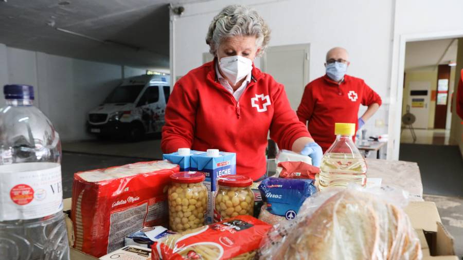Voluntarios de Creu Roja en Reus durante una entrega de alimentos. Foto: Alba Mariné