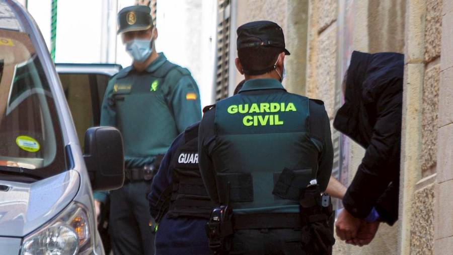 Imagen de archivo de un detenido por la Guardia Civil. Foto: EFE