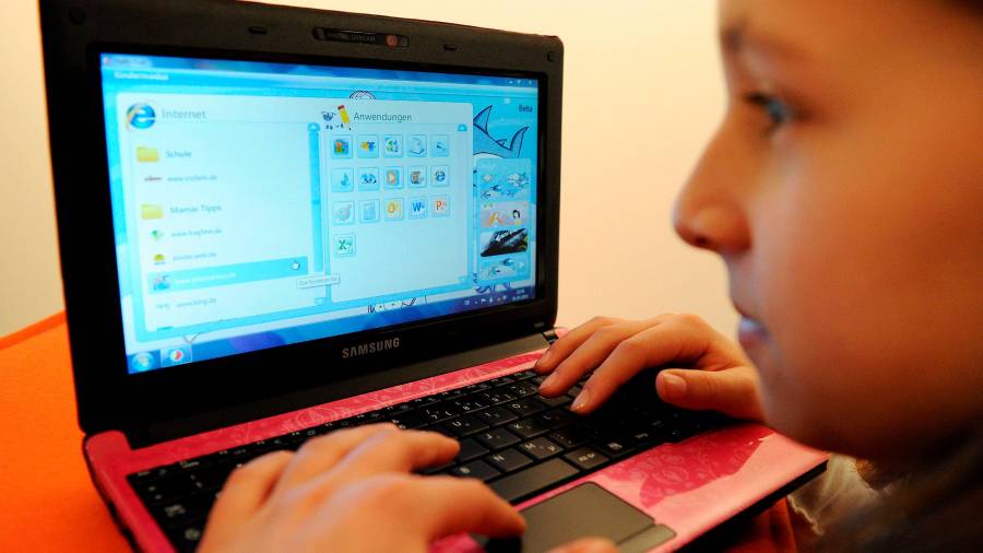 La idea es que las familias puedan acompañar a sus hijos en el uso de la tecnología. FOTO: EFE