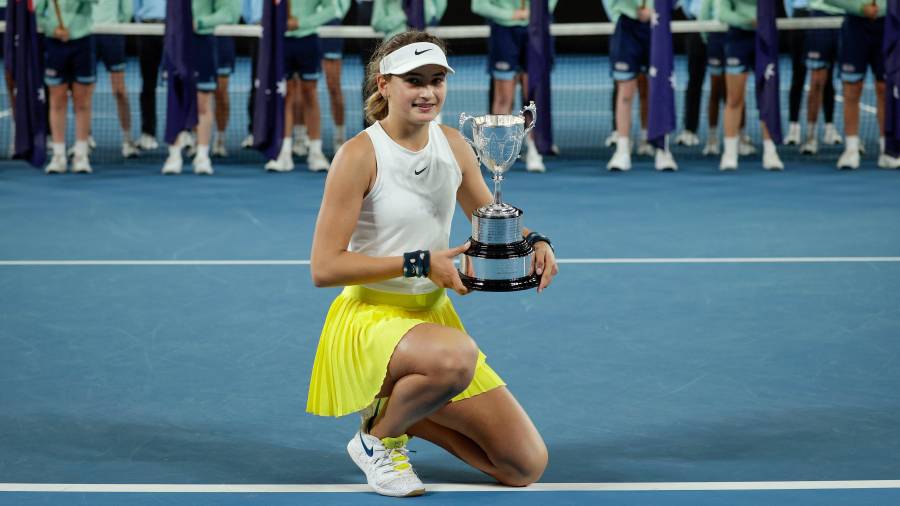 Victoria Jiménez, con el trofeo de campeona del Open de Australia júnior, el pasado sábado. FOTO: EFE