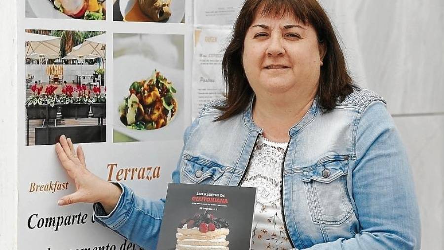 Mònica Roig con su libro ‘Las recetas de Glutoniana’. Foto: Pere Ferré