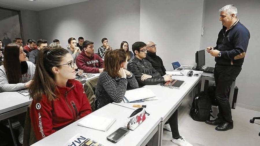 Una clase en Aula Magna, la academia que certifica un aumento de alumnos que preparan oposiciones. FOTO: Pere Ferré