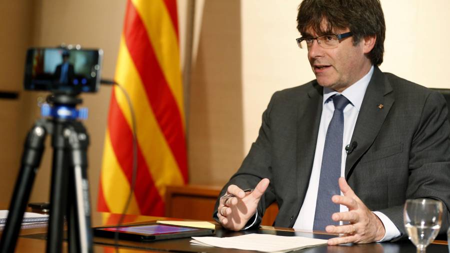 Carles Puigdemont va respondre a través de Facebook Life les preguntes dels ciutadans. Foto: efe