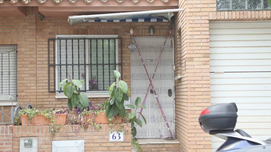 El homicidio ha ocurrido en el interior del número 63 de la calle Santiago Rusiñol. FOTO: Alba Mariné