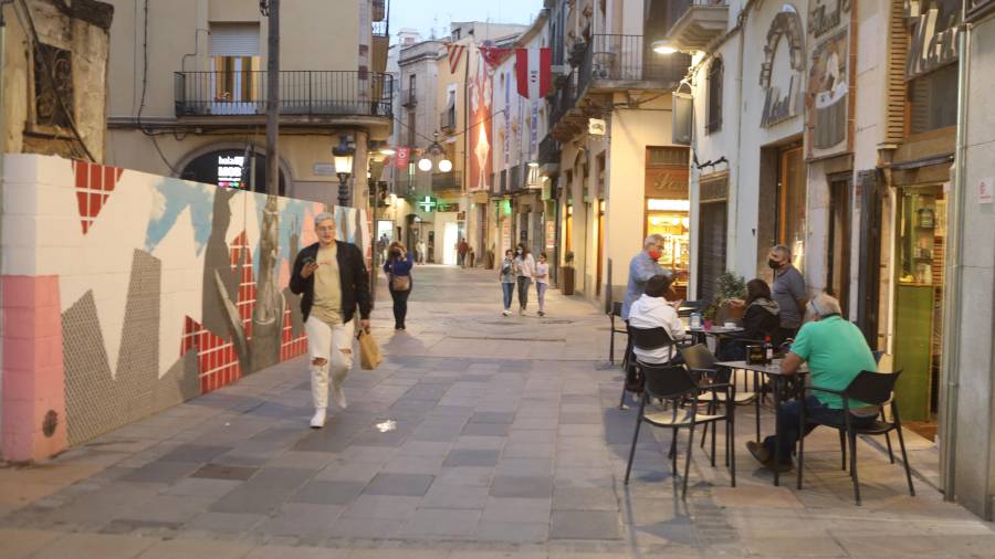 Els bars i restaurants de Valls, com aquest del carrer de la Cort, no hauran de pagar la taxa d’ocupació per les seves terrasses. FOTO: ALBA MARINÉ
