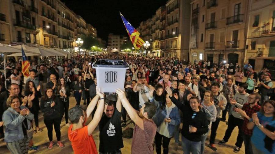 Imagen de la concentración que se llevó a cabo el 1-O por la noche en la Plaça de la Font, y en la que se acabó cantando la ‘Estaca’ de Lluís Llach. Foto: Lluís Milián