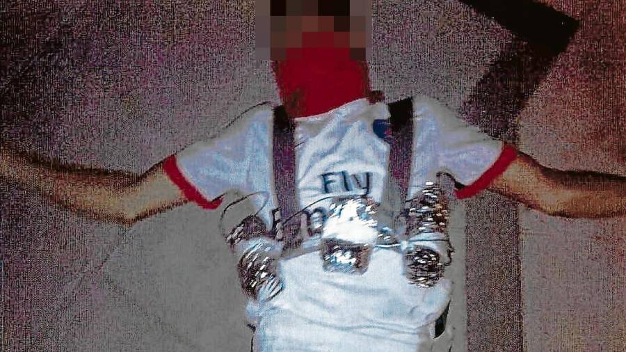 Un terrorista abatido en Cambrils, con pañuelo rojo y el chaleco, que llevaba pulsador y simulaba incluso los circuitos eléctricos. FOTO: DT
