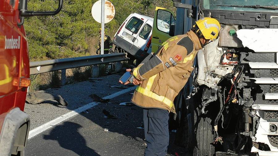 Un bombero observa los restos de un accidente con una furgoneta y un camión implicados en Alcover. FOTO: A. J.