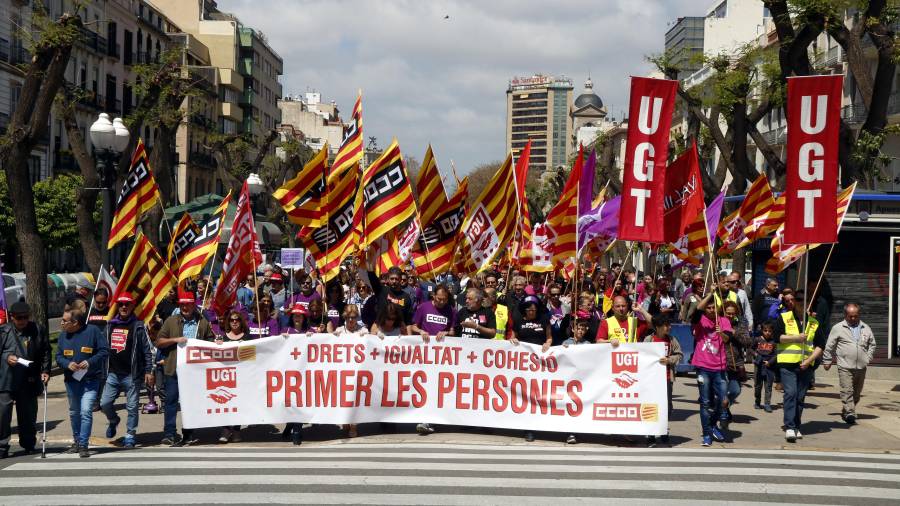 Pla general de la manifestació de la UGT i CCOO a la Rambla Nova de Tarragona amb una pancarta amb el lema ‘Més drets, més igualtat, més cohesió. Primer les persones’. Imatge de l'1 de maig del 2019.