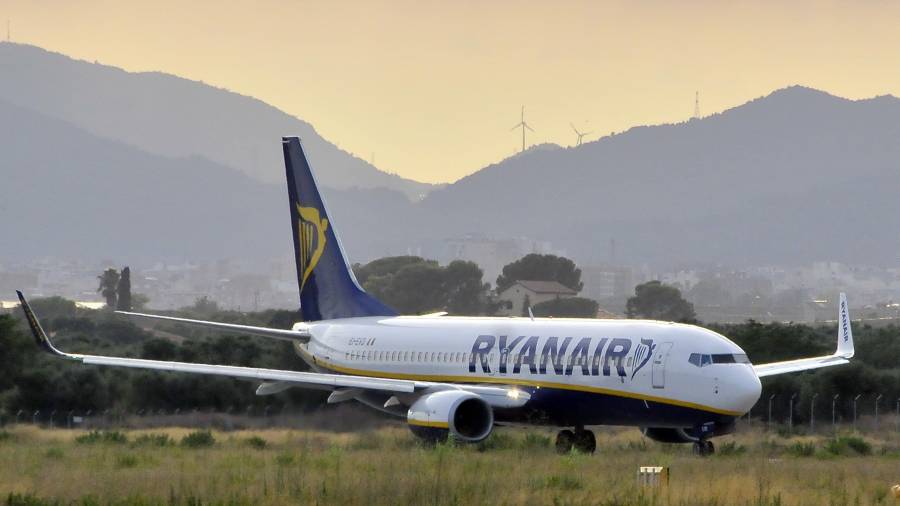 Imagen de un avión de Ryanair en el Aeropuerto de Reus. FOTO: Alfredo González