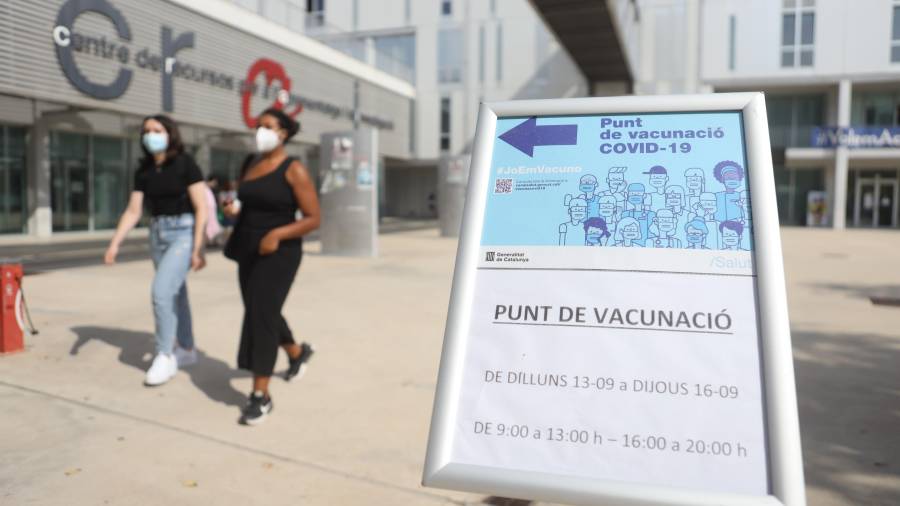 Punto de vacunación en el Campus Catalunya de la URV. Foto: Alba Mariné