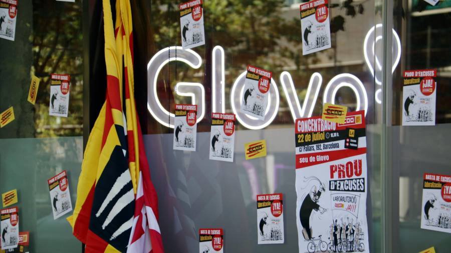 Imagen de varios carteles de queja en la sede de Glovo en Barcelona. Foto: ACN
