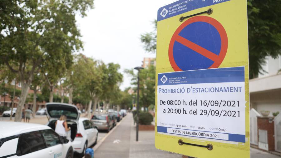 Carteles anuncian que no se podrá dejar el coche en el paseo entre el 16 y el 29 de este mes; allí se instalarán gradas. FOTO: Alba Mariné