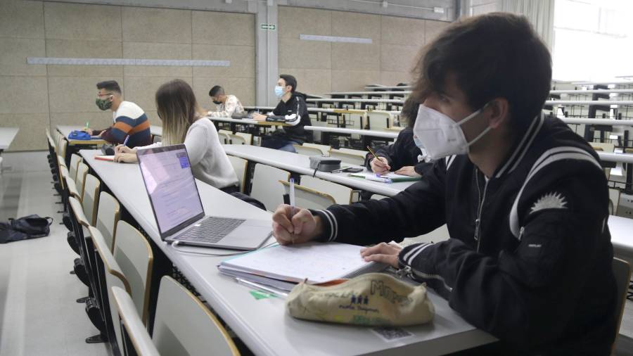 Estudiantes, con separación y mascarilla, durante una clase presencial de este curso en la Universitat Rovira i Virgili. FOTO: ACN