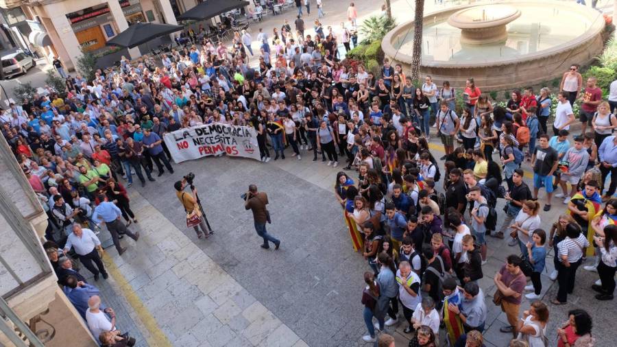 Imatge de la multitud concentrada aquest dilluns al migdia a la plaça de l'Ajuntament de Tortosa. Foto: Ajuntament de Tortosa