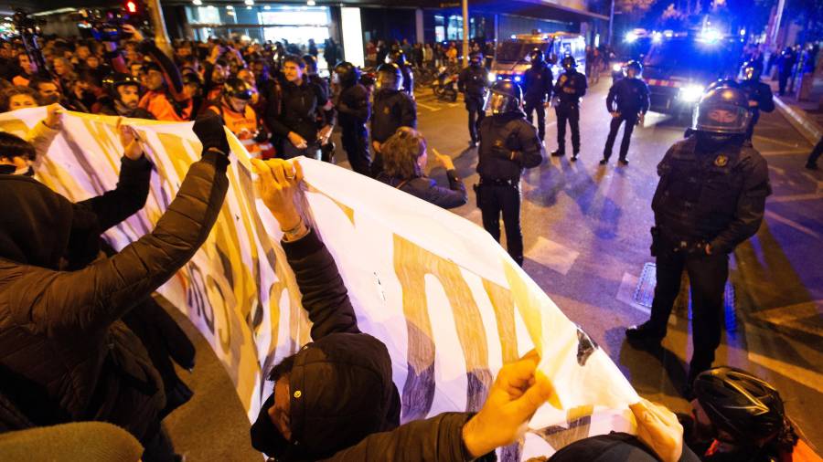 Agentes antidisturbios controlan la manifestación convocada por los CDR en la que centenares de personas recorren el centro de Barcelona este sábado. EFE