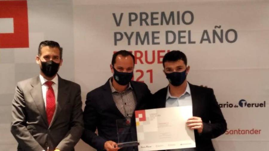 Marc Miquel, CEO de Oxaquim y Daniel Miquel, CEO de Oxaquim, tras recibir el Premio Pyme del Año Teruel 2021 de manos de Óscar Espadas