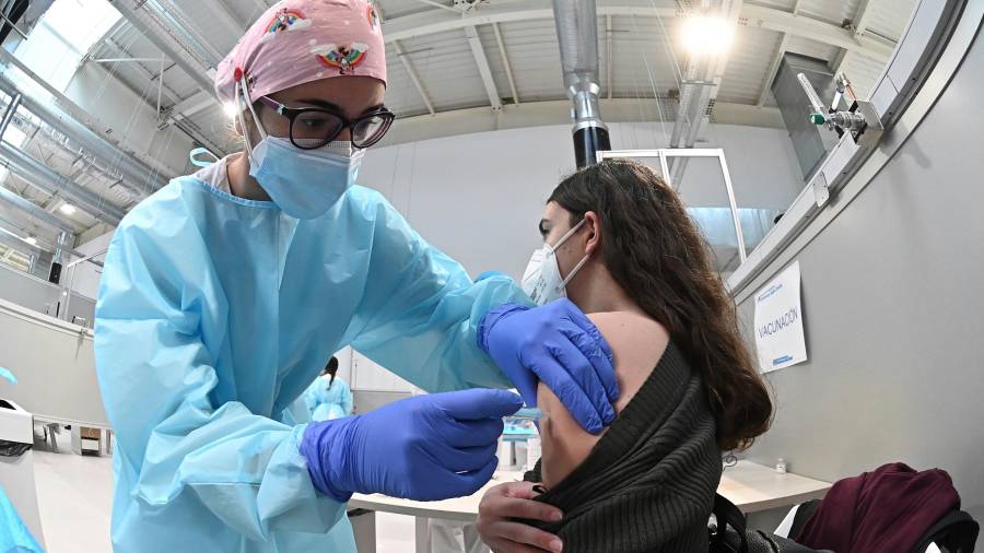 Una enfermera pone la vacuna de la covid a unamujer en el Hospital Isabel Zendal de Madrid. FOTO: EFE