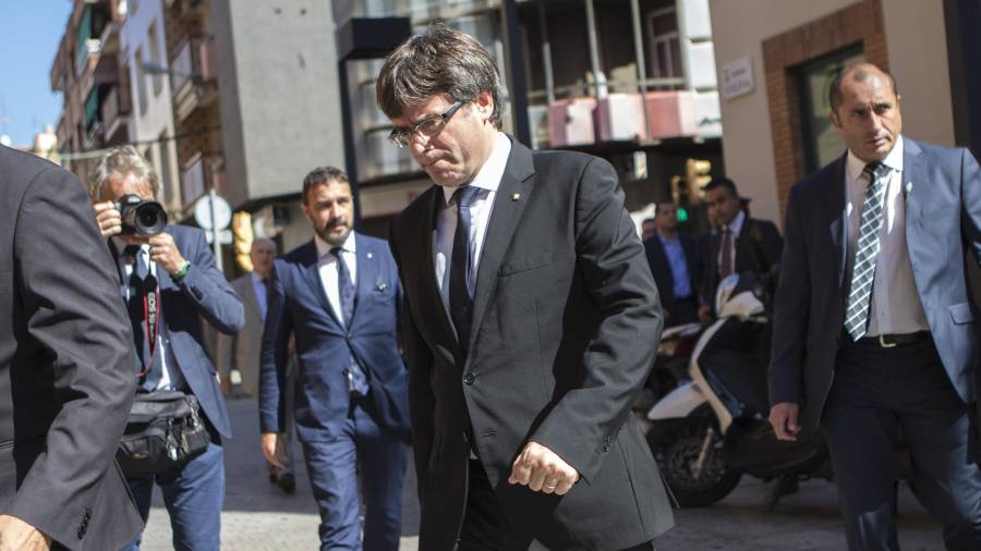 Puigdemont, ayer tras el entierro de Jacint Borràs, uno de los fundadores de Convergència, exdirectivo del Barça y padre de la consellera de Gobernación, Meritxell Borràs. Foto: efe