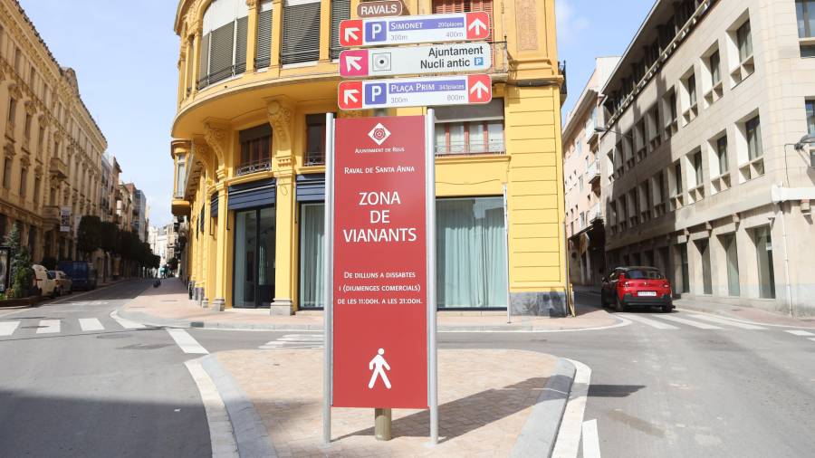 En la plaza de Catalunya ya se ha instalado un panel donde se informa de que el Raval Santa Anna es peatonal. FOTO: ALBA MARINÉ