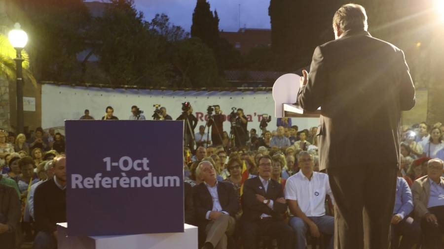 Josep Poblet, en primera fila y al lado del ex President Artur Mas, en el acto pro referéndum que se celebró el miércoles en Tarragona. Foto: pere ferré