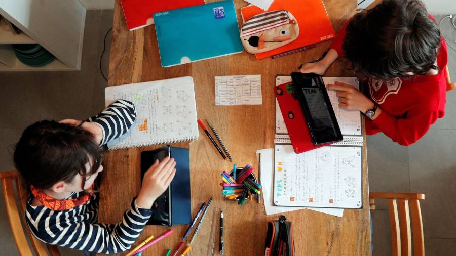 Las escuelas ponen tareas a los niños para que sigan con su formación académica durante el confinamiento. FOTO: EFE