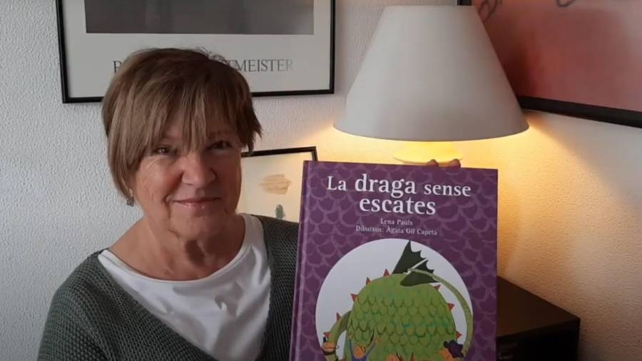 Lena Paüls amb el llibre ‘La draga sense escates’. FOTO: DT