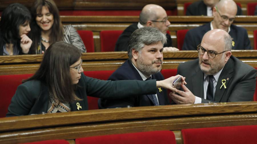 El alcalde de Valls, Albert Batet, ayer durante el pleno entre los diputados de JxCAT Eduard Pujol i Gemma Geis. FOTO: efe