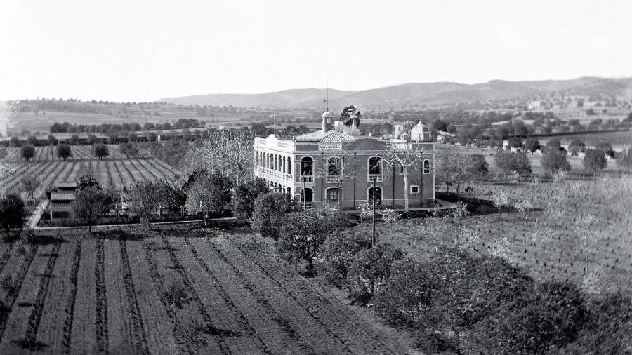 Imagen histórica de la casa de Benvingut Socias en El Vendrell.